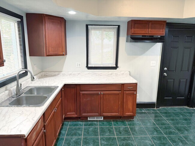 Photo - Large 6 Bedroom, 2 Full Bath Home!