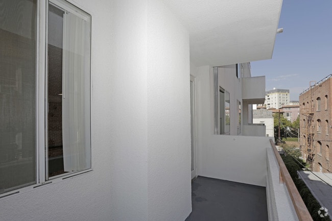 1BR, 1BA - 650 SF