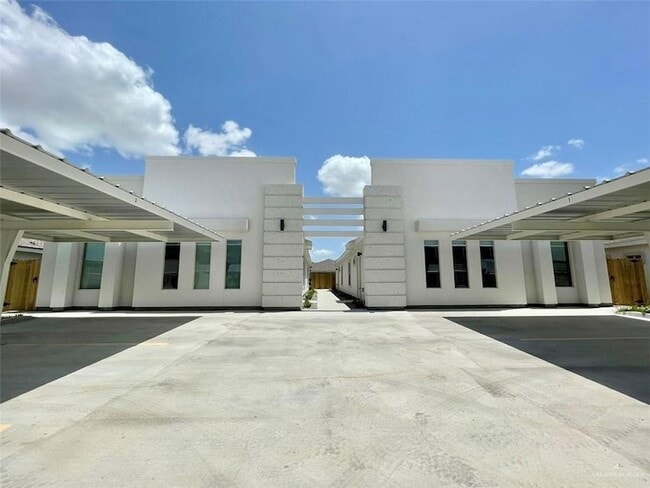 Building Photo - 1404 Vani Dr Unit 1