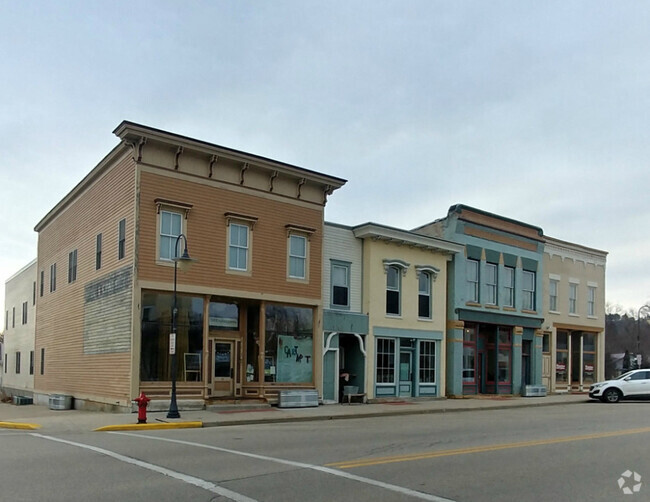 Building Photo - Mazomanie Downtown Apartments