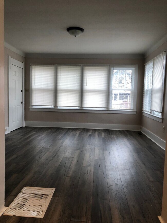 Photo - South Side Upper Duplex!