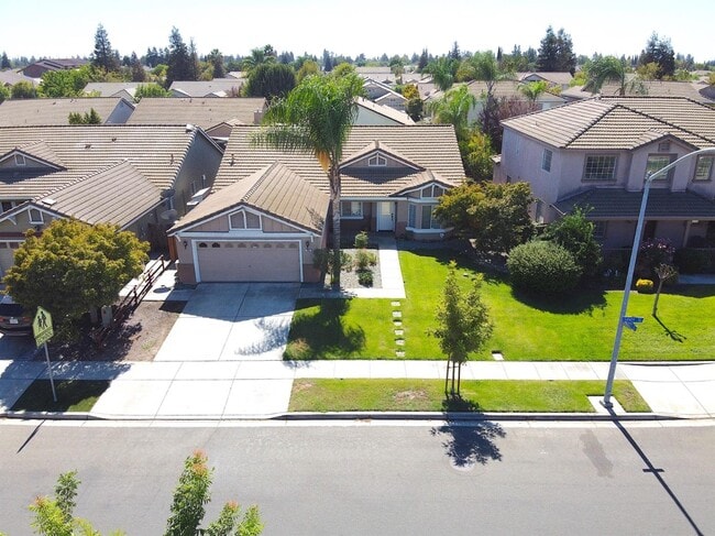 Photo - 946 Sandy Way