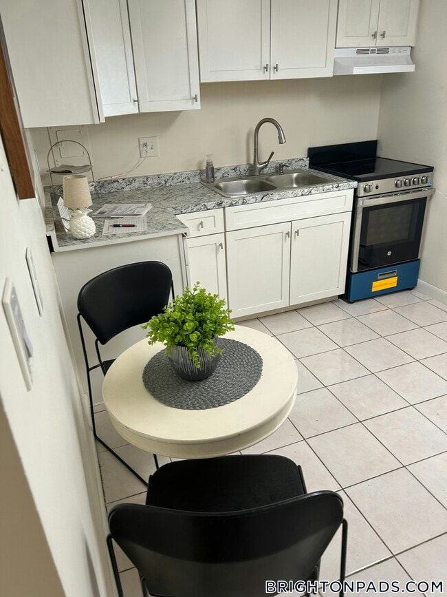 Photo - 365 Faneuil St Unidad 12