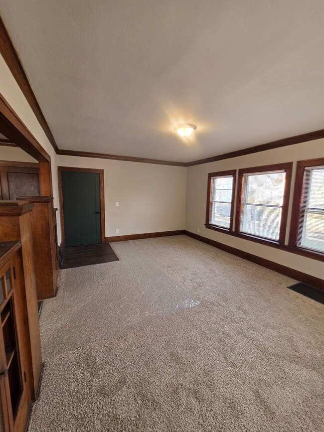 Building Photo - Huge 2-bedroom Unit 1S