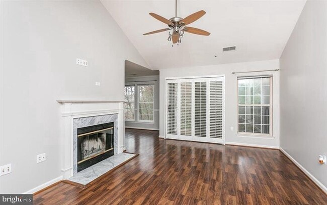 Building Photo - 4402 Silverbrook Ln Unit D303 Rental
