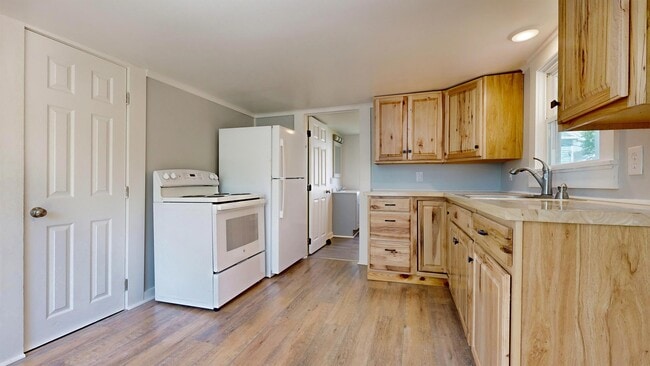 Photo - 10 Riverbank Ct