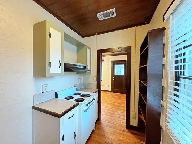 Photo - 878 Kenmore Ave Unidad B