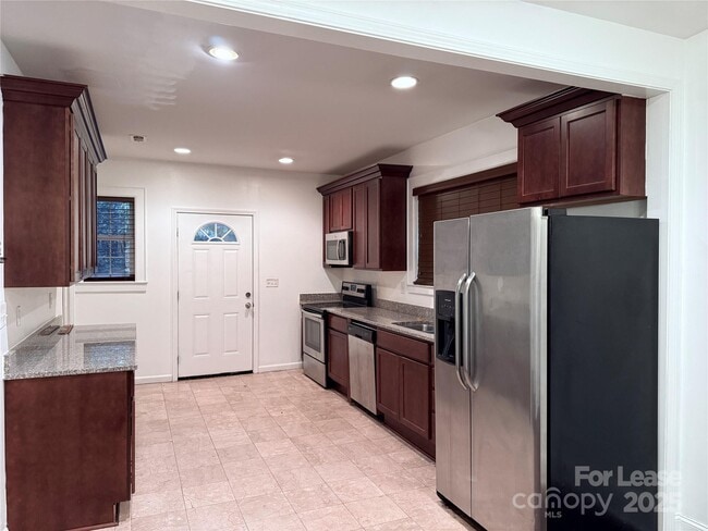 Photo - 424 Woodvale Pl