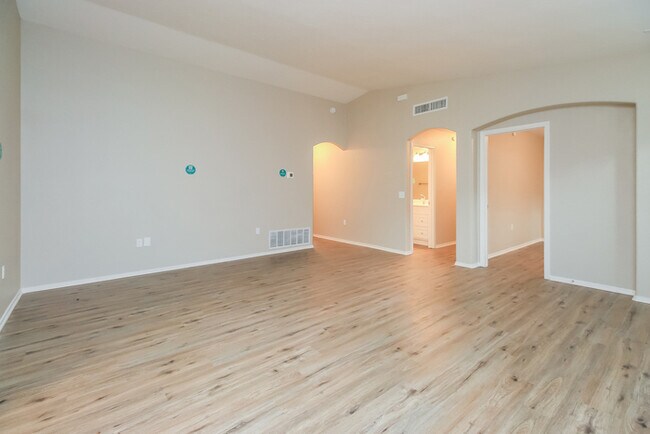 Photo - 1610 W Houchin Way
