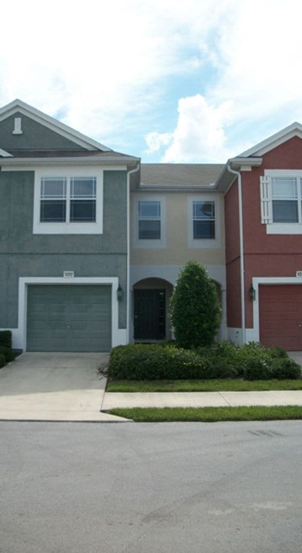 Building Photo - Beautiful 3BR/2.5BA Townhome with Water Vi...