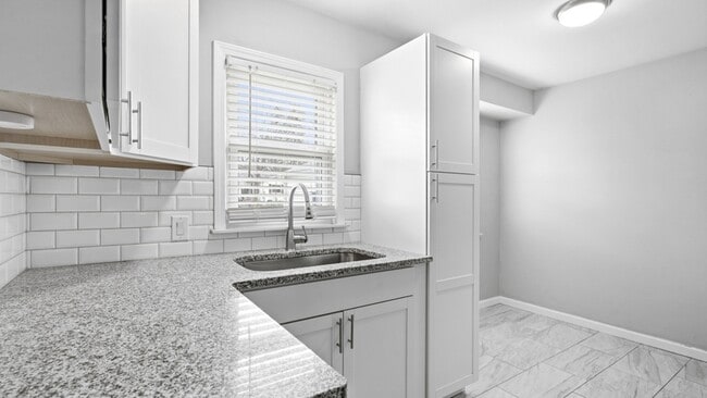 Photo - 1065 E Cross St