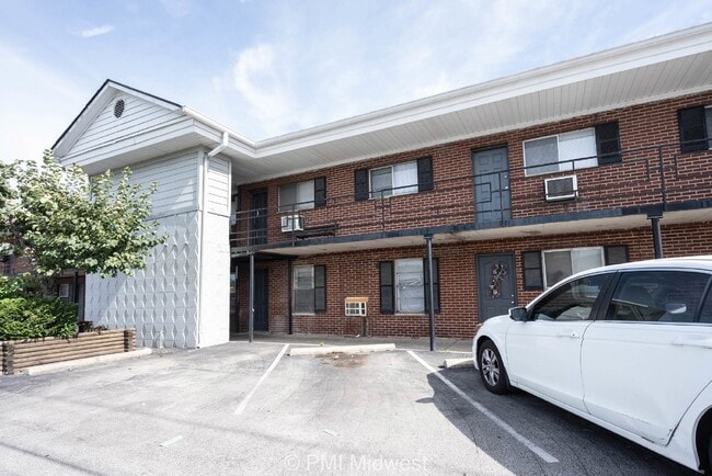 Building Photo - "Charming 2-Bedroom Apartment with Spaciou... Unit 10