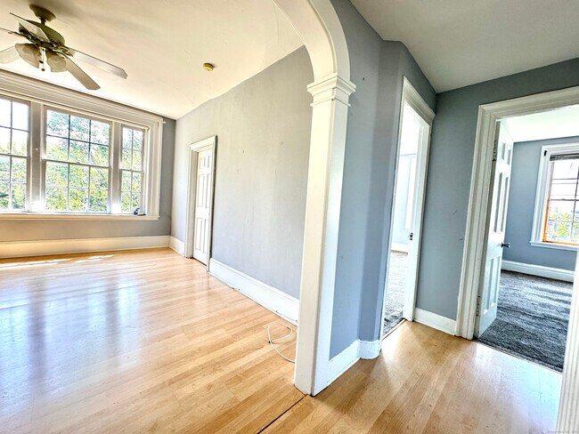 Building Photo - 585 Chapel St Unit 3 Rental
