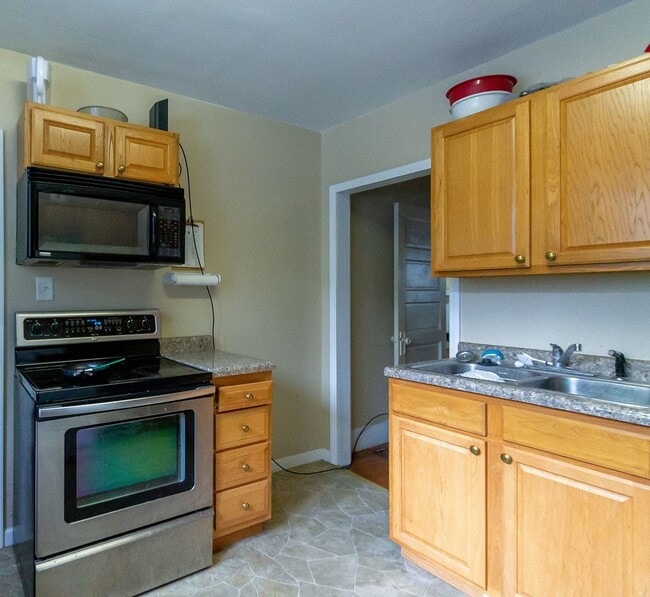 Building Photo - Updated Kitchen