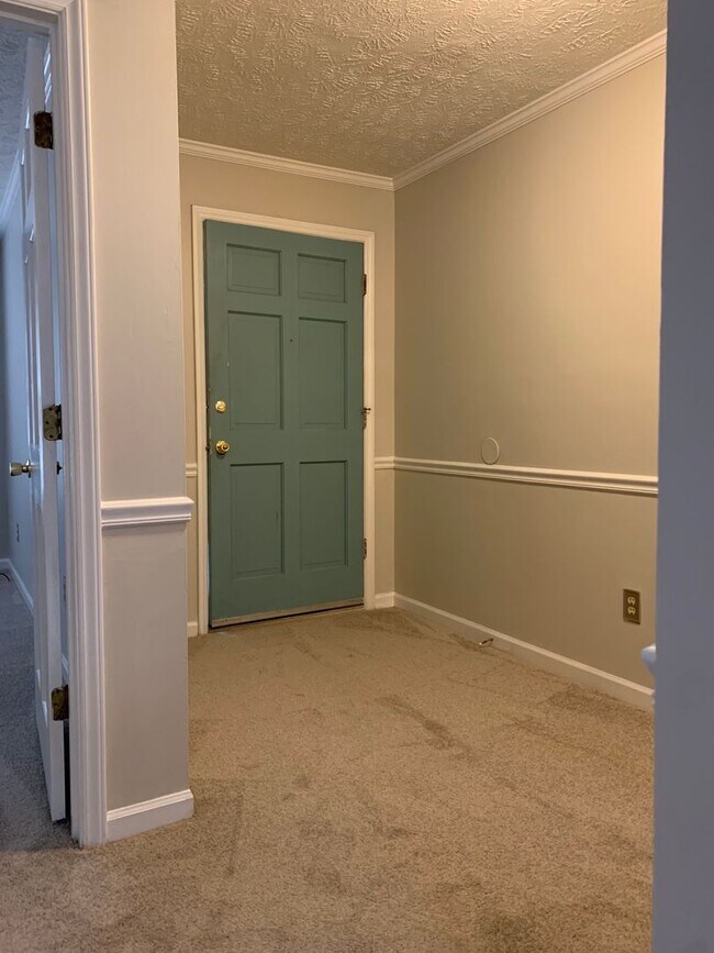 Photo - For Rent - Quiet neighborhood but close to everything!!