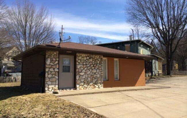 Building Photo - 811 Marvin St