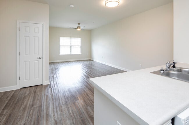 2HAB, 1BA, 944 ft²