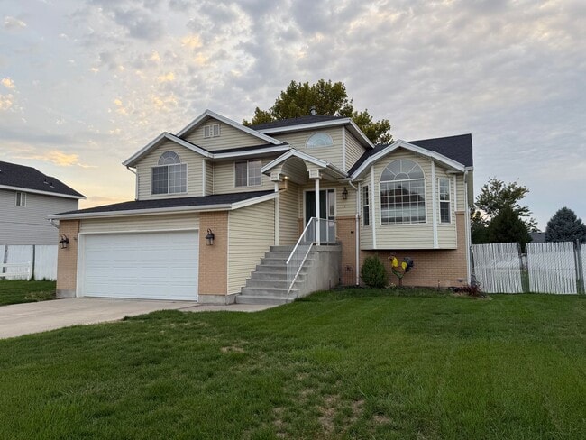 Building Photo - Spacious 5-Bedroom Home in Clinton!