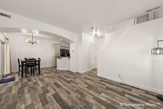 Photo - 2522 Manzoni Road