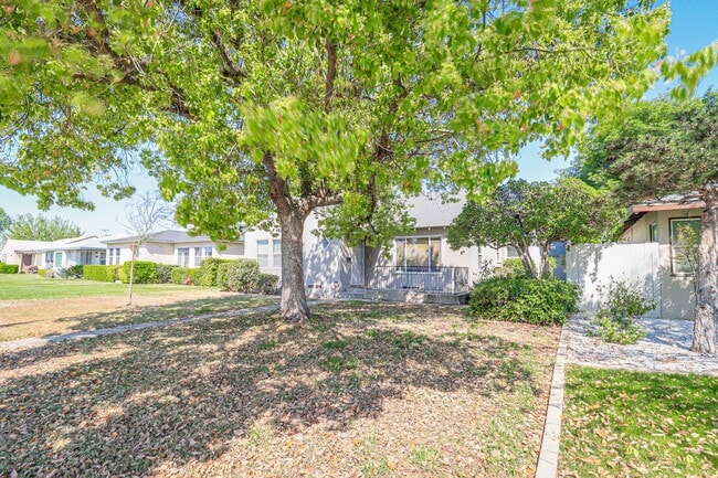 Photo - 4+2 Downtown Truxtun Ave Charm!