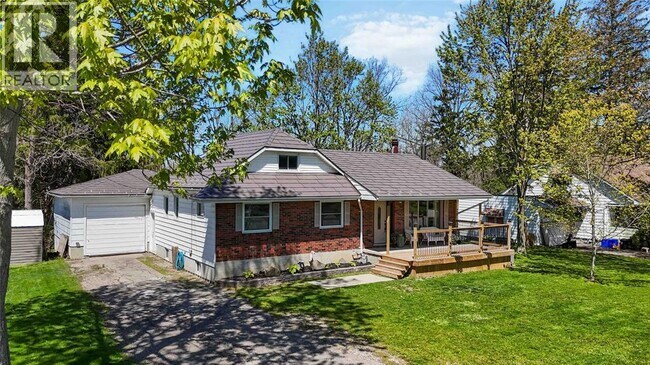 Photo - 2346 Sydenham Ave