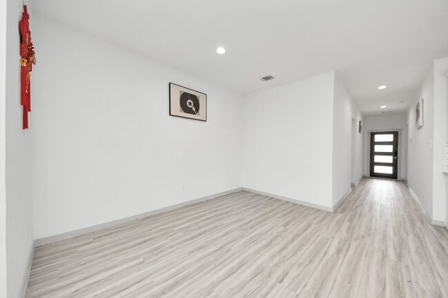 7007 Fleetwood Crescent Wy