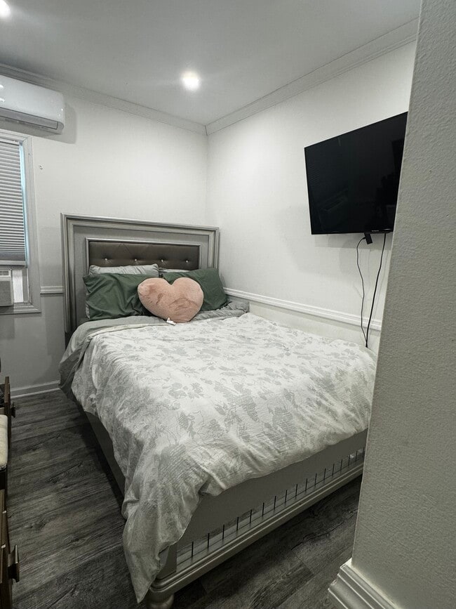 Photo - 109-11-111 205th St