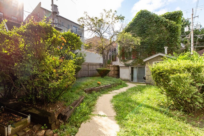 Photo - 1015 W Wolfram St Unit 2