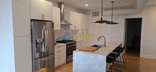 Photo - Spacious 2BR/2BA Condo with Fireplace, Balcony & In-Unit Laundry – Pittsburgh Unidad 503