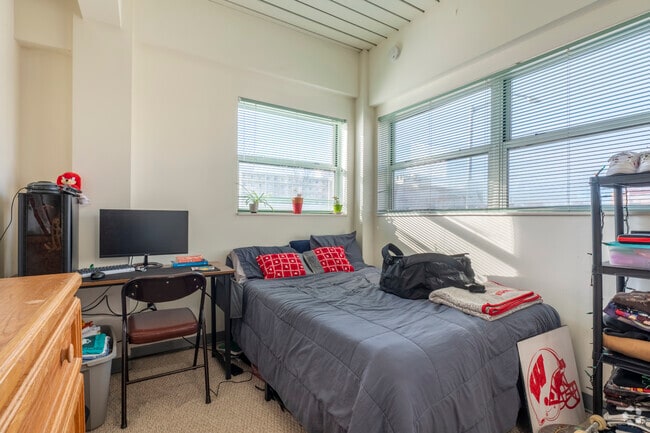 3BR, 1BA - 903SF - Bedroom
