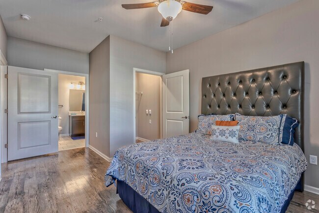2BR, 2BA - 935 SF - Bedroom