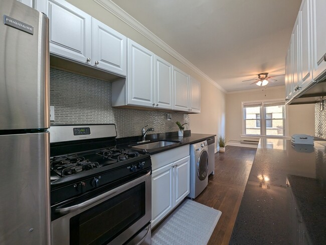 Building Photo - 730 W Roscoe St Unit 1 Rental