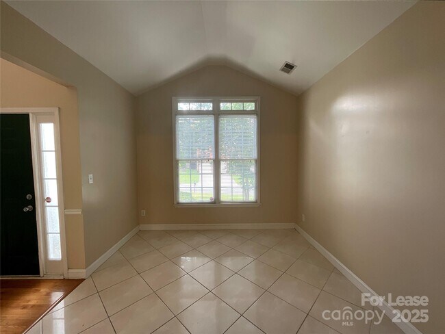 Photo - 1928 Dearmon Dr