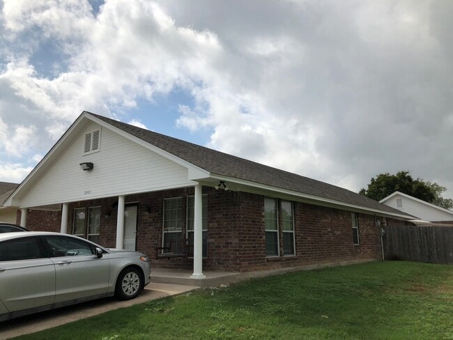 Building Photo - 2401 S 2nd St Unit 2401 S. 2nd St.