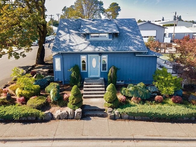 Building Photo - Rare Single Family Home W/ 2 car garage