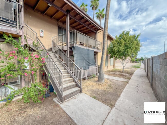 Building Photo - Modern 3/2 End Unit Condo in Central Phoenix!