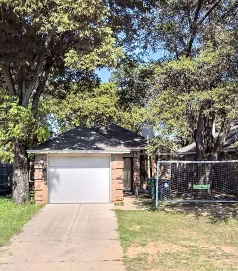 3 Bedroom and 1.5 Bath with attached garage - 3 Bedroom and 1.5 Bath with attached garage Casa