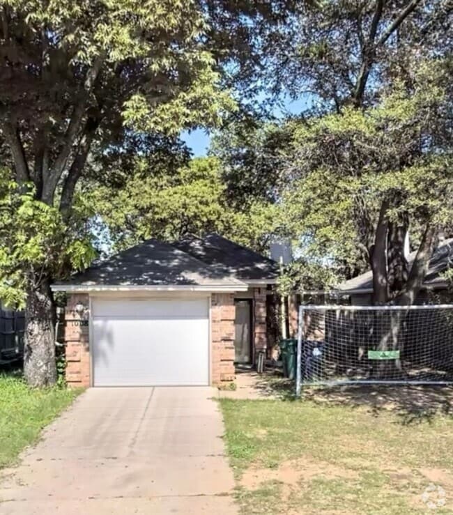 Building Photo - 3 Bedroom and 1.5 Bath with attached garage Rental