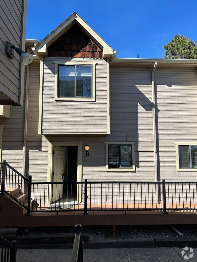 Building Photo - Available NOW, 2 bedroom townhome w/ AC - ...