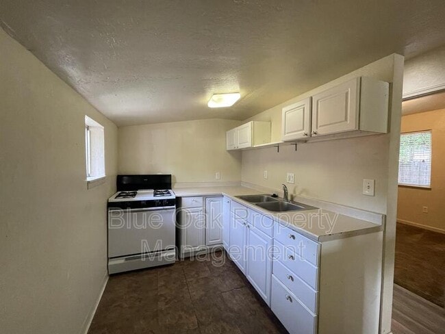 Photo - 524 W 1st Ave