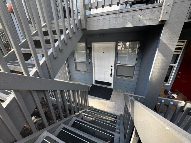 Building Photo - Charming Updated 2-Bed, 2.5-Bath Condo in ...