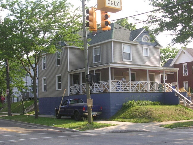Building Photo - 634 Lake Michigan Dr NW Unit 2
