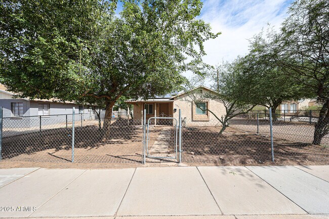 2506 E Roosevelt St