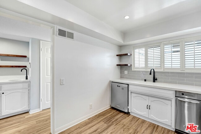 Photo - 4415 Saugus Ave Unidad 209