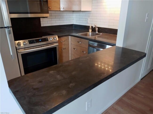 Building Photo - 12520 Edgewater Dr Unit 802 Rental