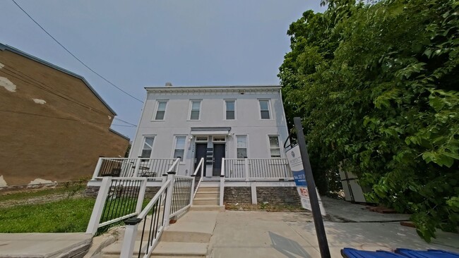 Building Photo - 610 E 9th St Unit 1