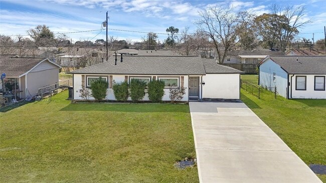 Building Photo - 2126 Hillshire Dr