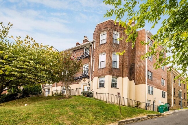 Building Photo - Updated  and Open Plan One Bed/One Bath 16...