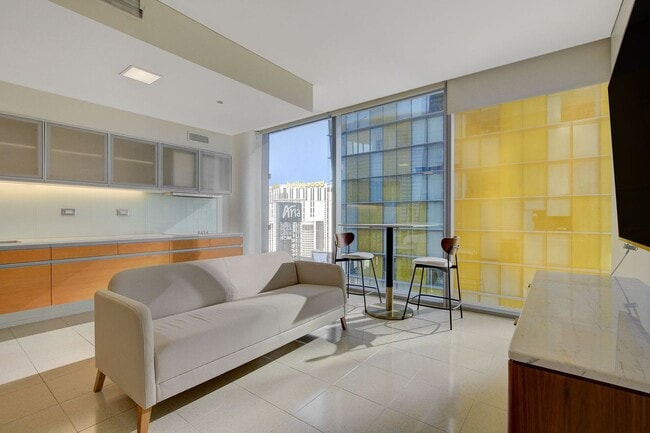 Photo - Stunning Strip Views from this Fully Furnished Studio Residence. Unidad 1909