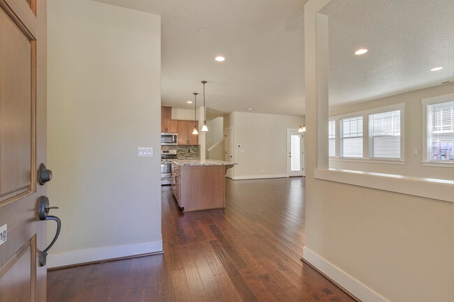 Photo - 476 NE 76th Ave